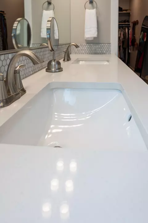 Bath - 355 Treasure Valley Rd, Washington, UT 84780 photo 2 of 8