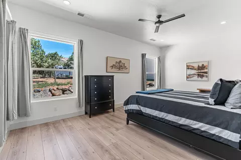 Bedroom - 1295 E Cedar Dr, Apple Valley, UT 84737 photo 7 of 9