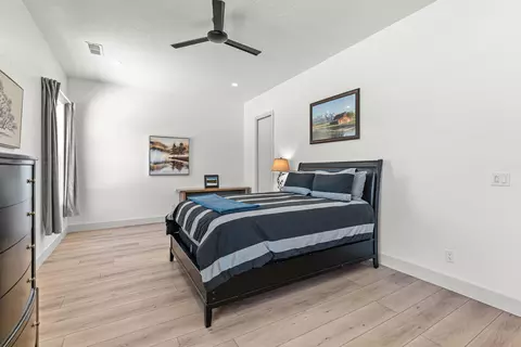 Bedroom - 1295 E Cedar Dr, Apple Valley, UT 84737 photo 8 of 9