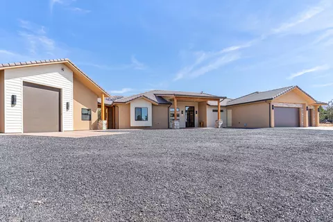 Exterior - 1295 E Cedar Dr, Apple Valley, UT 84737 photo 3 of 11
