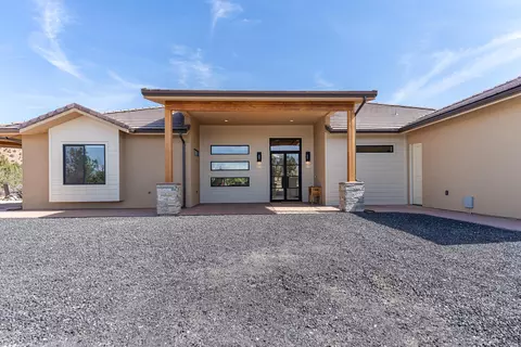 Exterior - 1295 E Cedar Dr, Apple Valley, UT 84737 photo 7 of 11