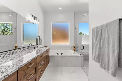 Bath - 1295 E Cedar Dr, Apple Valley, UT 84737 photo 2 of 8