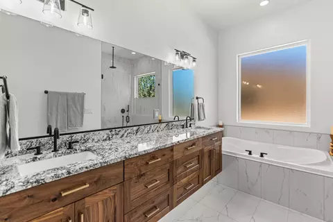 Bath - 1295 E Cedar Dr, Apple Valley, UT 84737 photo 1 of 8