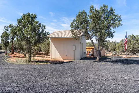 Exterior - 1295 E Cedar Dr, Apple Valley, UT 84737 photo 5 of 11