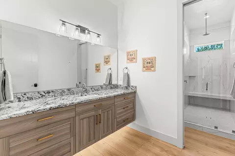 Bath - 1295 E Cedar Dr, Apple Valley, UT 84737 photo 6 of 8