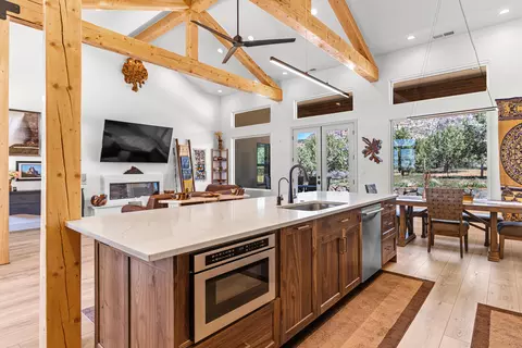 Kitchen - 1295 E Cedar Dr, Apple Valley, UT 84737 photo 7 of 12