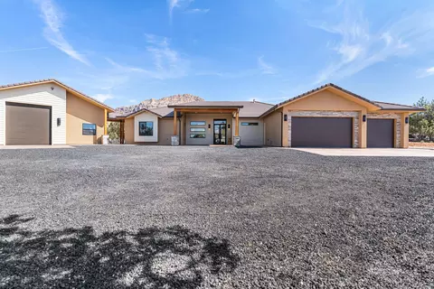 Exterior - 1295 E Cedar Dr, Apple Valley, UT 84737 photo 2 of 11