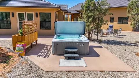 Exterior - 1295 E Cedar Dr, Apple Valley, UT 84737 photo 9 of 11
