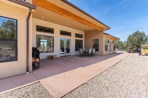 Exterior - 1295 E Cedar Dr, Apple Valley, UT 84737 photo 10 of 11