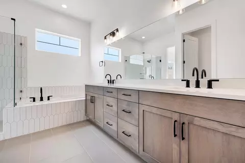 Bath - 1284 E Andromeda St, Washington, UT 84780 photo 1 of 3