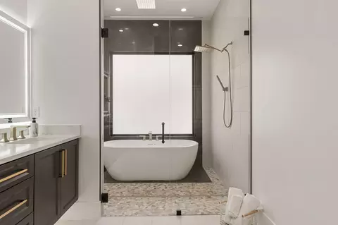 Bath - 2885 E View Pointe Dr, Washington, UT 84780 photo 2 of 12