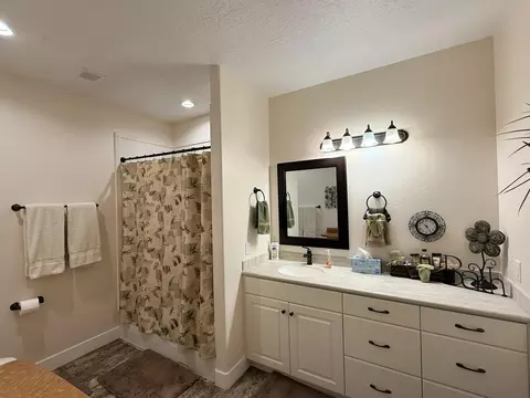 Bath - 995 S 230 E, Panguitch, UT 84759 photo 3 of 4