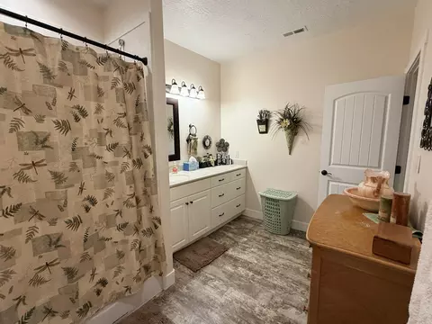 Bath - 995 S 230 E, Panguitch, UT 84759 photo 4 of 4