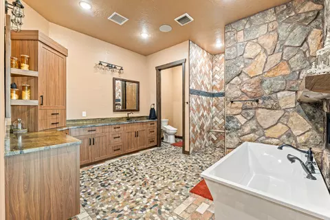 Bath - 169 E 100 N, Newcastle, UT 84756 photo 2 of 10