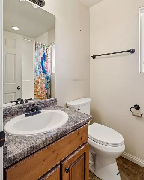 Bath - 2192 E Saddleback View Dr, Enoch, UT 84721 photo 1 of 5