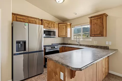 Kitchen - 2192 E Saddleback View Dr, Enoch, UT 84721 photo 2 of 3