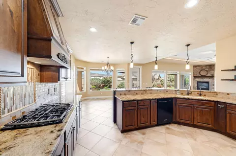 Kitchen - 997 E 4430 S, Washington, UT 84780 photo 4 of 5