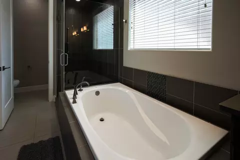 Bath - 1288 E Silver Shadows Dr, Washington, UT 84780 photo 2 of 5