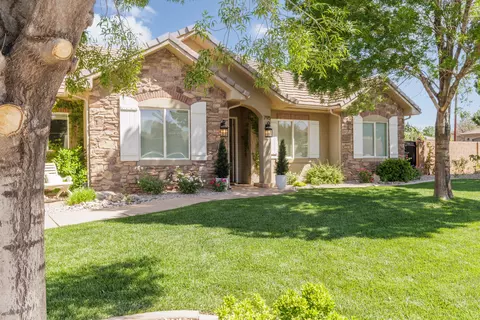 Exterior - 795 E Desert Bloom Ct, Washington, UT 84780 photo 4 of 11