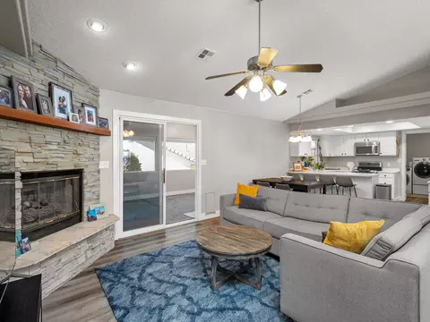 Living - 754 Cherry Cir, Washington, UT 84780 photo 4 of 5