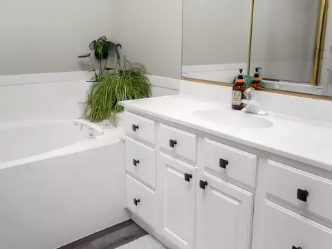 Bath - 754 Cherry Cir, Washington, UT 84780 photo 2 of 5