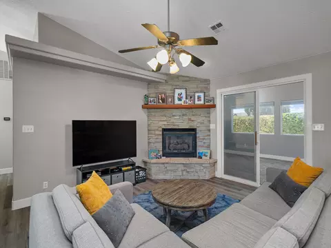 Living - 754 Cherry Cir, Washington, UT 84780 photo 3 of 5