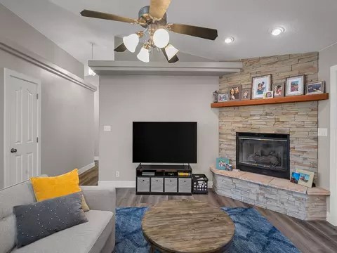 Living - 754 Cherry Cir, Washington, UT 84780 photo 2 of 5