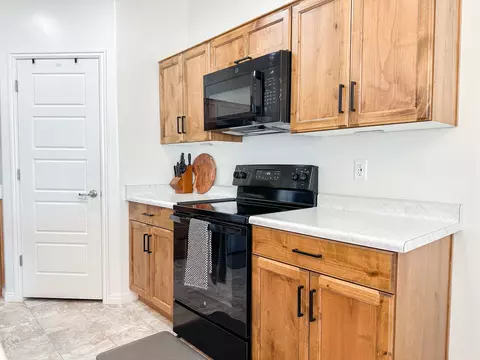 Kitchen - 524 S Riverbed Dr, Washington, UT 84780 photo 3 of 3