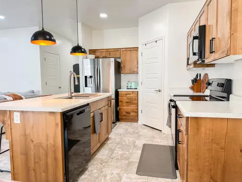 Kitchen - 524 S Riverbed Dr, Washington, UT 84780 photo 1 of 3