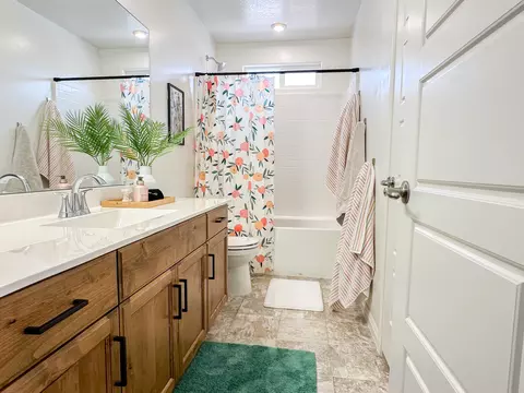 Bath - 524 S Riverbed Dr, Washington, UT 84780 photo 2 of 2