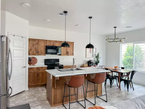 Kitchen - 524 S Riverbed Dr, Washington, UT 84780 photo 2 of 3