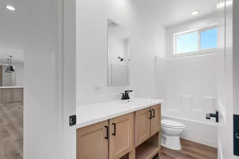 Bath - 4175 E Mountain View Dr, Kanab, UT 84741 photo 5 of 9