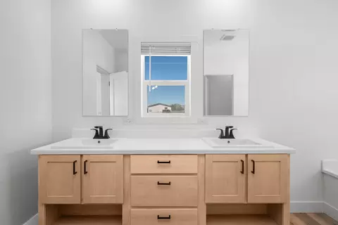 Bath - 4175 E Mountain View Dr, Kanab, UT 84741 photo 2 of 9