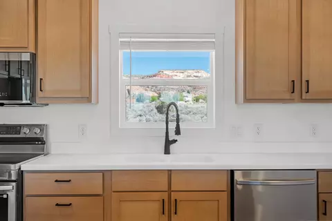 Kitchen - 4175 E Mountain View Dr, Kanab, UT 84741 photo 5 of 5
