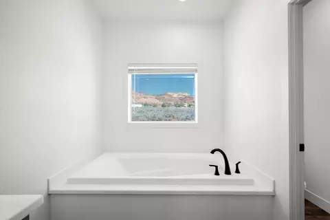 Bath - 4175 E Mountain View Dr, Kanab, UT 84741 photo 4 of 9
