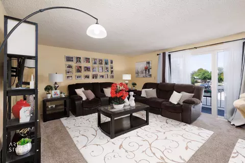 Living - 1278 Chevy Chase Dr, Murray, UT 84117 photo 2 of 5