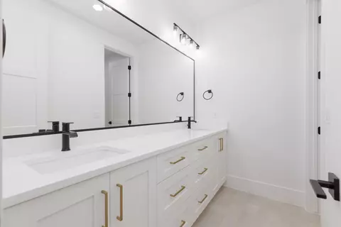 Bath - 594 E Pine St, Washington, UT 84780 photo 6 of 8
