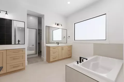 Bath - 594 E Pine St, Washington, UT 84780 photo 3 of 8