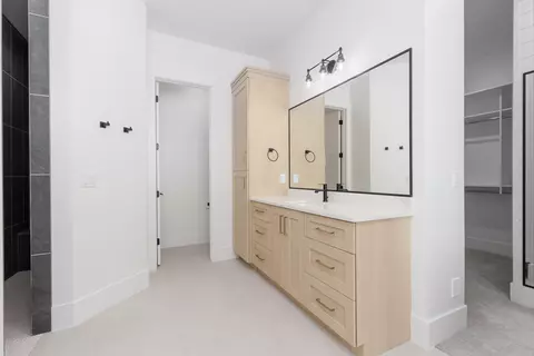 Bath - 594 E Pine St, Washington, UT 84780 photo 4 of 8