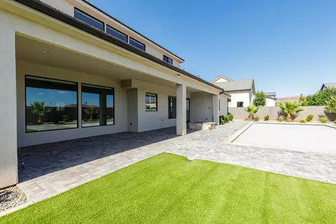 Exterior - 594 E Pine St, Washington, UT 84780 photo 9 of 10