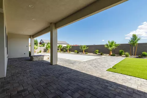 Exterior - 594 E Pine St, Washington, UT 84780 photo 6 of 10