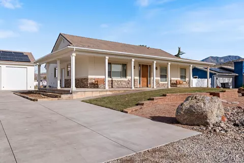 1488 W Diamond Valley Dr, Saint George, UT 84770