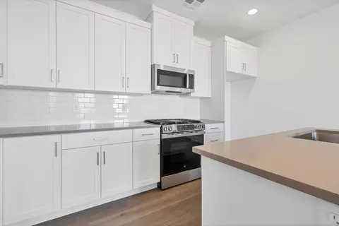 Kitchen - 2243 E Crestas Aly, Washington, UT 84780 photo 3 of 4