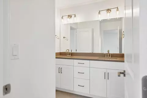 Bath - 2243 E Crestas Aly, Washington, UT 84780 photo 2 of 4