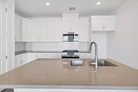 Kitchen - 2243 E Crestas Aly, Washington, UT 84780 photo 4 of 4