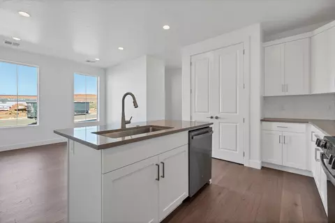 Kitchen - 2243 E Crestas Aly, Washington, UT 84780 photo 2 of 4