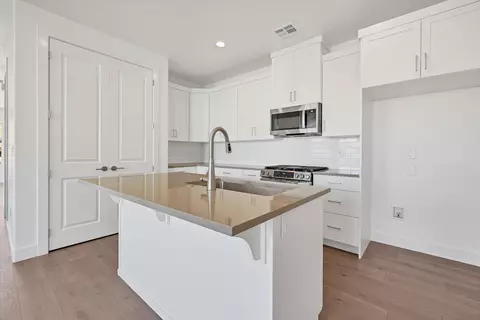 Kitchen - 2243 E Crestas Aly, Washington, UT 84780 photo 1 of 4