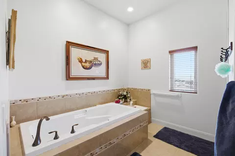 Bath - 2248 Southgate Hills Dr, Saint George, UT 84770 photo 3 of 7