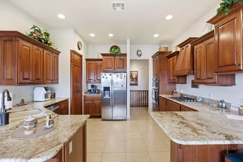 Kitchen - 2248 Southgate Hills Dr, Saint George, UT 84770 photo 2 of 5