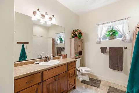 Bath - 2248 Southgate Hills Dr, Saint George, UT 84770 photo 6 of 7